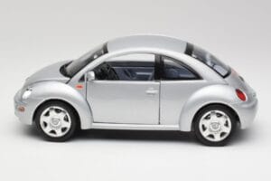 Volkswagen New Beetle Reflex Silver Metallic Bburago 1:18 3322 Diecast — photo 4 of 8