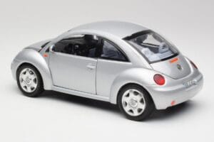 Volkswagen New Beetle Reflex Silver Metallic Bburago 1:18 3322 Diecast — photo 7 of 8