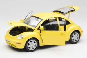 Volkswagen New Beetle Yellow Maisto 1:18 37800-M4 Diecast — photo 2 of 8