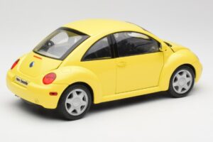 Volkswagen New Beetle Yellow Maisto 1:18 37800-M4 Diecast — photo 3 of 8