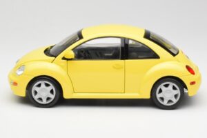 Volkswagen New Beetle Yellow Maisto 1:18 37800-M4 Diecast — photo 4 of 8