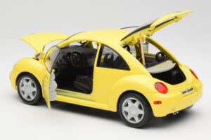Volkswagen New Beetle Yellow Maisto 1:18 37800-M4 Diecast — photo 5 of 8
