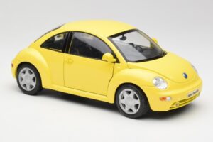 Volkswagen New Beetle Yellow Maisto 1:18 37800-M4 Diecast — photo 6 of 8