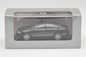 Volkswagen Passat B6 Sedan Shadow Blue Metallic Minichamps 1:43 PASSAT001 Diecast — photo 3 of 3