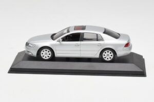 Volkswagen Phaeton Silver Minichamps 1:43 3D0099300A Diecast