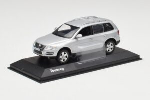 Volkswagen Touareg Reflex Silver Minichamps 1:43 68625 Diecast — photo 2 of 4