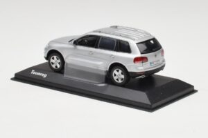 Volkswagen Touareg Reflex Silver Minichamps 1:43 68625 Diecast — photo 3 of 4