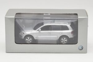 Volkswagen Touareg Reflex Silver Minichamps 1:43 68625 Diecast — photo 4 of 4
