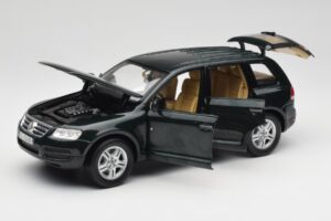 Volkswagen Touareg V10 TDI Canyon Green Bburago 1:18 34911-V1 Diecast — photo 2 of 8