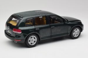 Volkswagen Touareg V10 TDI Reed Green Metallic Bburago 1:18 34911 Diecast — photo 3 of 8