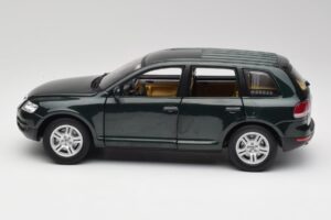 Volkswagen Touareg V10 TDI Reed Green Metallic Bburago 1:18 34911 Diecast — photo 4 of 8