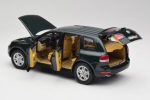 Volkswagen Touareg V10 TDI Reed Green Metallic Bburago 1:18 34911 Diecast — photo 5 of 8