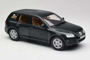 Volkswagen Touareg V10 TDI Reed Green Metallic Bburago 1:18 34911 Diecast — photo 6 of 8