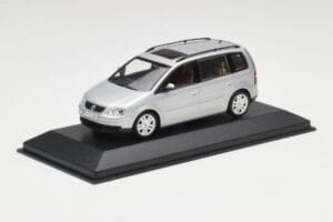Volkswagen Touran Reflex Silver Minichamps 1:43 TOURAN001 Diecast — photo 2 of 4