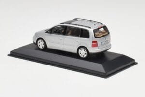 Volkswagen Touran Reflex Silver Minichamps 1:43 TOURAN001 Diecast — photo 3 of 4