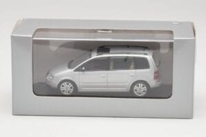 Volkswagen Touran Reflex Silver Minichamps 1:43 TOURAN001 Diecast — photo 4 of 4