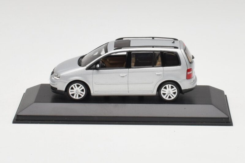 Volkswagen Touran Reflex Silver Minichamps 1:43 TOURAN001 Diecast