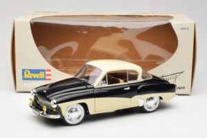 Wartburg 311 Coupe Black & Beige Revell 1:18 8419 Diecast — photo 8 of 8