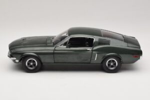 Ford Mustang GT Bullitt with Steve McQueen Figure Greenlight 1:18 12885 Diecast — photo 4 of 8