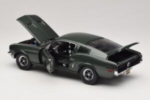 Ford Mustang GT Bullitt with Steve McQueen Figure Greenlight 1:18 12885 Diecast — photo 5 of 8