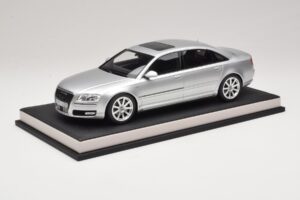 Audi A8 D3 W12 Ice Silver Metallic MotorHelix 1:18 MH030ISM Resin — photo 2 of 7