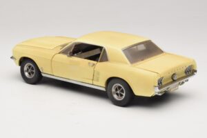 Ford Mustang Coupe Yellow The Walking Dead Greenlight 1:18 12958 Diecast — photo 7 of 8