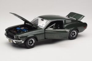Ford Mustang GT Bullitt with Steve McQueen Figure Greenlight 1:18 12885 Diecast — photo 2 of 8