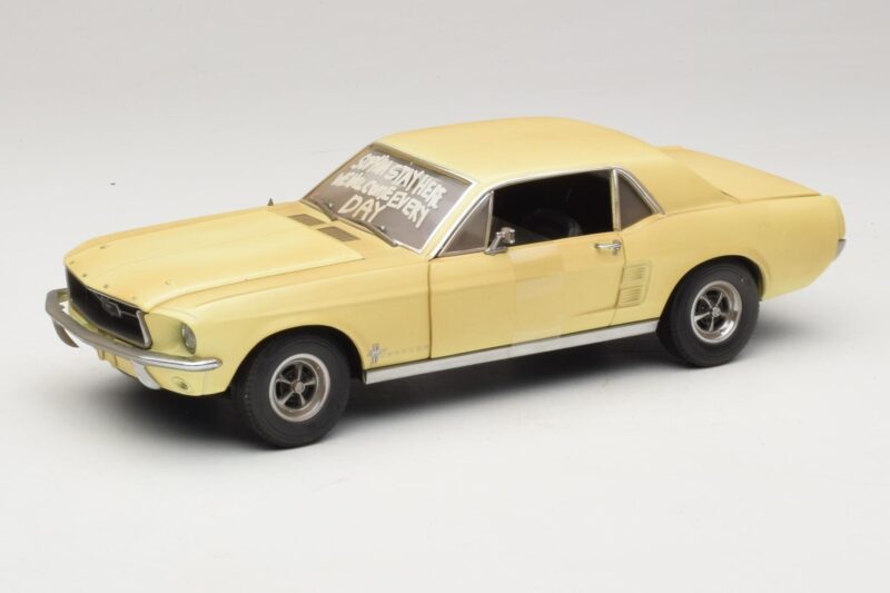 Ford Mustang Coupe Yellow The Walking Dead Greenlight 1:18 12958 Diecast