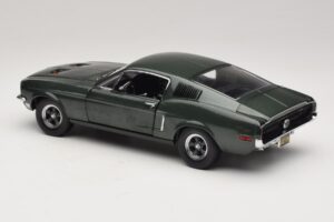Ford Mustang GT Bullitt with Steve McQueen Figure Greenlight 1:18 12885 Diecast — photo 7 of 8
