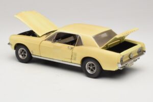 Ford Mustang Coupe Yellow The Walking Dead Greenlight 1:18 12958 Diecast — photo 5 of 8