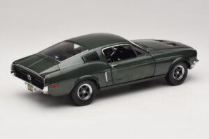 Ford Mustang GT Bullitt with Steve McQueen Figure Greenlight 1:18 12885 Diecast — photo 3 of 8