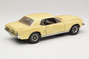 Ford Mustang Coupe Yellow The Walking Dead Greenlight 1:18 12958 Diecast — photo 3 of 8