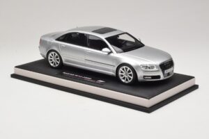 Audi A8 D3 W12 Ice Silver Metallic MotorHelix 1:18 MH030ISM Resin — photo 4 of 7