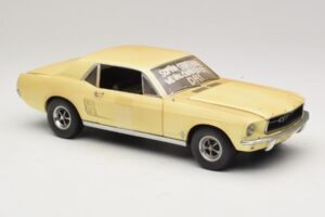 Ford Mustang Coupe Yellow The Walking Dead Greenlight 1:18 12958 Diecast — photo 6 of 8