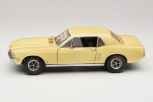 Ford Mustang Coupe Yellow The Walking Dead Greenlight 1:18 12958 Diecast — photo 4 of 8