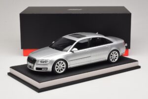 Audi A8 D3 W12 Ice Silver Metallic MotorHelix 1:18 MH030ISM Resin — photo 7 of 7