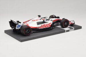 Haas VF-22 K. Magnussen Pole Position Brazilian GP 2022 Minichamps 1:18 117222120 Resin — photo 2 of 7