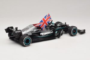 Mercedes AMG Petronas W12 E Performance L. Hamilton Winner British GP 2021 Minichamps 1:18 110211144 Resin — photo 2 of 7