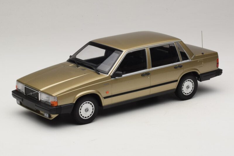 Volvo 740 GL Gold Minichamps 1:18 155171700 Diecast