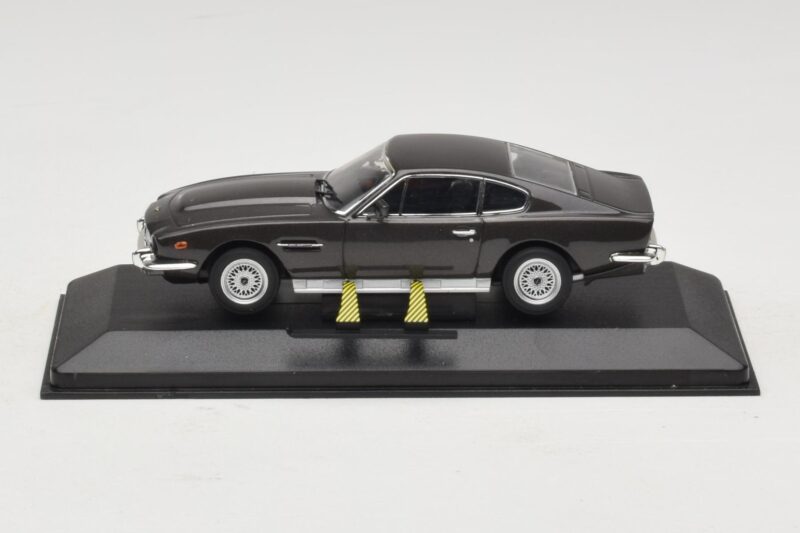 Aston Martin DBS On Her Majesty's Secret Service With Skis Minichamps 1:43 436137600-P1 Diecast
