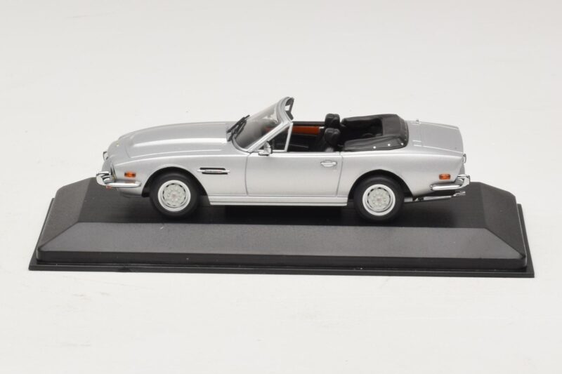 Aston Martin V8 Volante Silver Minichamps 1:43 400137601 Diecast