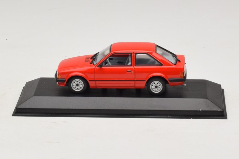 Ford Escort Mk3 3-door Red Minichamps 1:43 400085000 Diecast