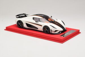 Koenigsegg Regera White with Black Carbon FrontiArt 1:18 REMC043 Resin — photo 4 of 7