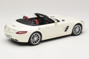 Mercedes SLS AMG Roadster Mystic White II Minichamps 1:18 B66960079 Diecast — photo 4 of 9
