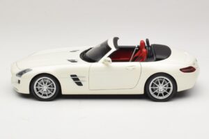 Mercedes SLS AMG Roadster Mystic White II Minichamps 1:18 B66960079 Diecast — photo 5 of 9