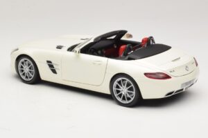 Mercedes SLS AMG Roadster Mystic White II Minichamps 1:18 B66960079 Diecast — photo 7 of 9
