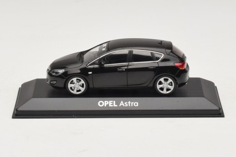 Opel Astra J Black Minichamps 1:43 ASTRA006 Diecast