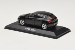 Opel Astra J Black Minichamps 1:43 ASTRA006 Diecast — photo 3 of 4
