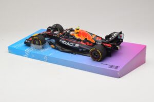 Oracle Red Bull Racing RB18 #11 S. Perez Miami GP 2022 Minichamps 1:18 113220511 Diecast — photo 5 of 7