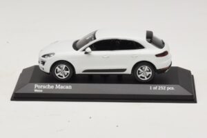 Porsche Macan 95B White Minichamps 1:43 410062601 Diecast